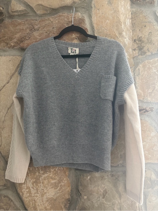 Label +Thread Sweaters - Cashmere Two-Tone V-Neck Sweater in Gray and Cream